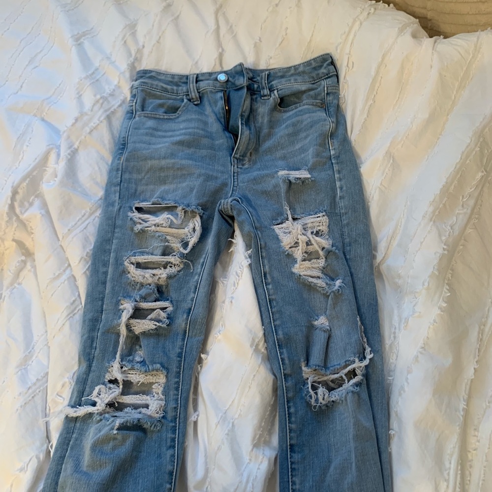 AMERICAN EAGLE HIGH WAISTED RIPPED JEANS!